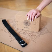 Korková sada na jogu HMS - podložka YM11, jóga blok KJ02 a popruh SJ02